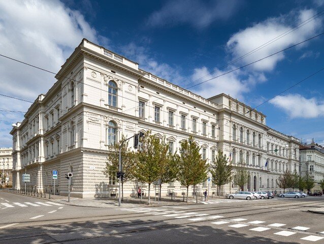 Monumentální objekt někdejšího Zemského domu vznikl v letech 1867–1878 v novorenesančním stylu podle projektu Antona Heffta a Roberta Raschky.