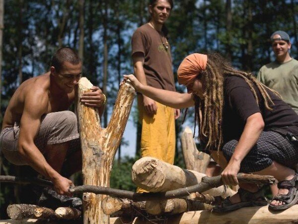 Víkendovka Akce památky - experimentální archeologie (ilustrační foto). Loni dobrovolníci takto pomáhali například v archeoparku Drahany.