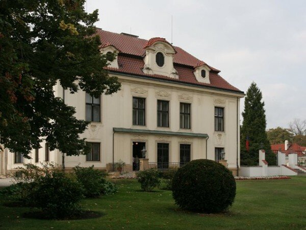 Kramářovu vilu, sídlo českých premiérů, navrhl architekt Friedrich Ohmann.