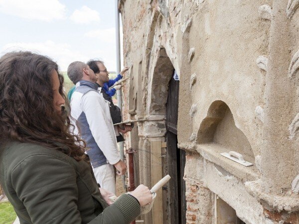 V minulých ročnících kurzu účastníci obnovovali štukovou výzdobu na zámku v Brtnici.