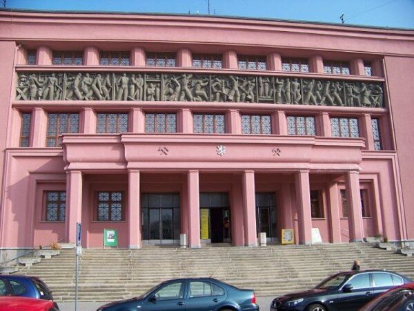 Hornický dům v Sokolově byl postaven podle návrhu známého architekta Rudolfa Welse ve 20. letech minulého století. 