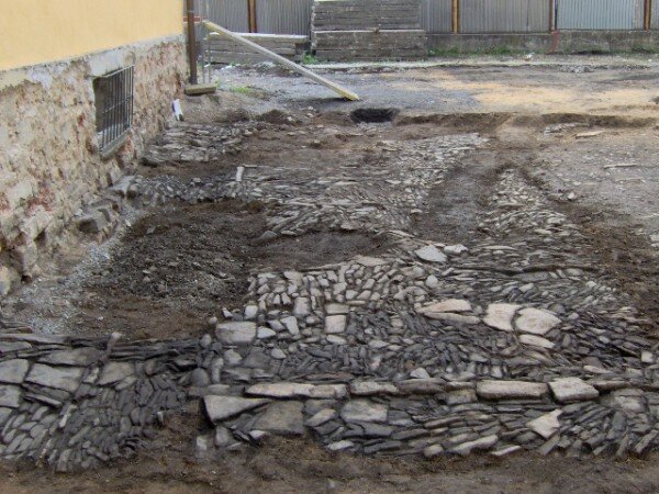 Archeologický průzkum na nádvoří bílovického zámku postupně odkrývá historickou dlažbu z 18. století.