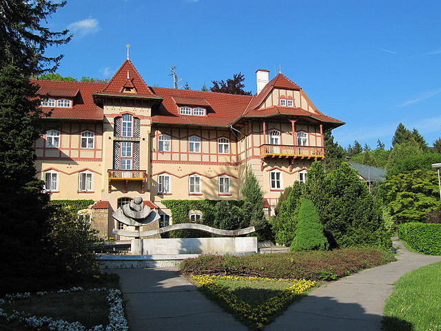 Hotel Jestřabí v Luhačovicích byl postaven roku 1903.