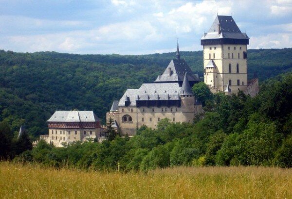 Karlštejn patří dlouhodobě mezi naše nejznámější a nejnavštěvovanější památky.  