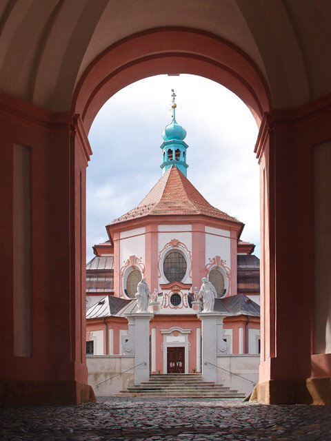 Areál leží při hraně plošiny nad vlastní obcí. 