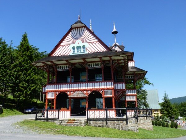 U Rožnova pod Radhoštěm na Pustevnách najdeme dvě ubytovny Maměnka (na snímku) a Libušín podle návrhů architekta Dušana Jurkoviče.