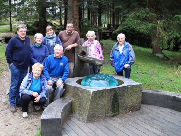 Členové sdružení u pramene poblíž místa, kde stávala Hauswaldské kaple. Václav Sklenář stojí zcela vlevo.
