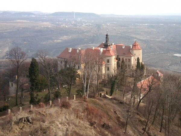 Zámek Jezeří se tyčí nad zaniklou krajinou severozápadních Čech jako němý svědek proměněného kraje důlní činností.