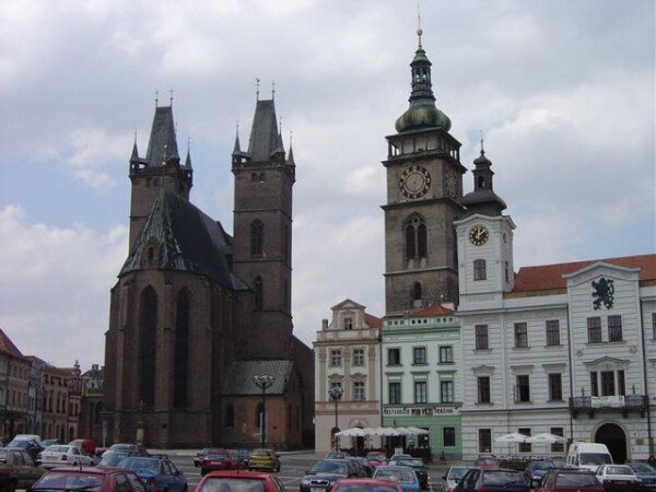 Mezi významné památky Hradce Králové patří chrám Svatého Ducha. Na snímku s Bílou věží a částí radnice.