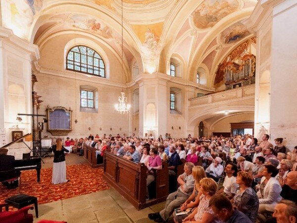 Koncerty vážné hudby v rámci festivalu Za poklady Broumovska bývají zpravidla zcela zaplněné (ilustrační foto).
