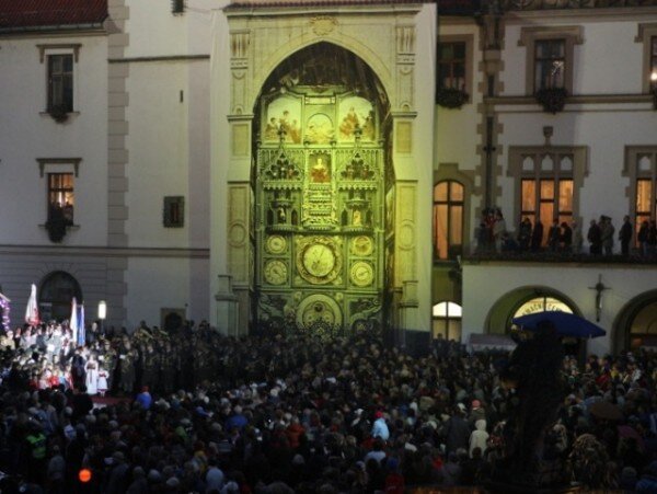 Olomoucký současný orloj zakrytý 1:1 potištěným bannerem s původním motivem, který byl zničen na konci druhé světové války.