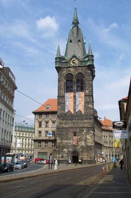 V nejvyšším patře zhruba 66 metrů vysoké Jindřišské věže je vyhlídka na Prahu se zvonkohrou.