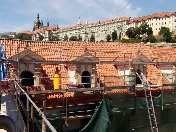 Zachování původního zakřivení hřebene na střeše Valdštejnského paláce s použitím prejzové krytiny Tondach