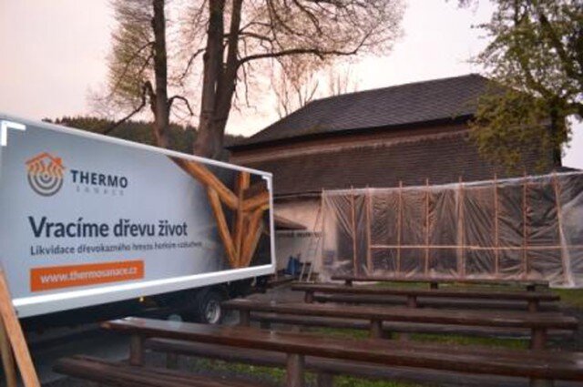 Při sanaci krovu i roubení napadených tesaříkem krovovým a narušení stropních trámů, schodiště a vystavených exponátů hmyzem z řádu červotočovitých byla použita metoda horkovzdušné sanace.