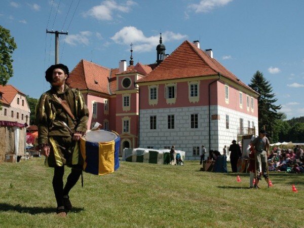 Mariánská pouť na zámku Mitrowicz ožije šermíři, jarmarkem i rytířským turnajem pro děti.