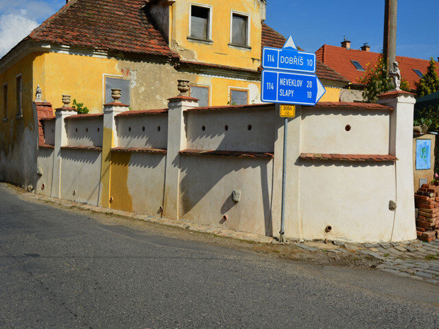 Obnovená ohradní zeď někdejší včelařské školy