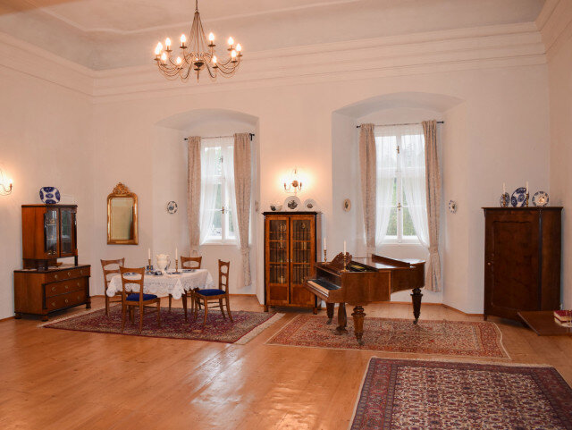 Součástí nově instalované expozice je i velký salon ve stylu biedermeieru.