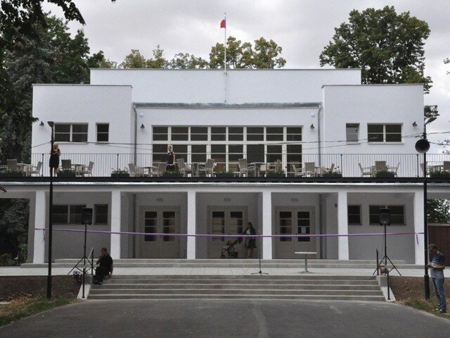 Funkcionalistická stavba byla postavena podle návrhu místního architekta Otakara Poláka v roce 1930. 