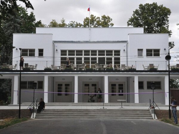 Funkcionalistická stavba byla postavena podle návrhu místního architekta Otakara Poláka v roce 1930. 