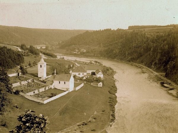 Dobový snímek osady Červená nad Vltavou s románským kostelem sv. Bartoloměje v meandrech řeky Vltavy