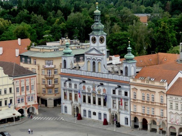 Českobudějovická radnice dominuje čtvercovému náměstí Přemysla Otakara II., zakladatele města.