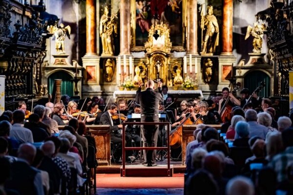 Závěrečný koncert Jihočeské filharmonie v klášterním kostele sv. Vojtěcha v Broumově.