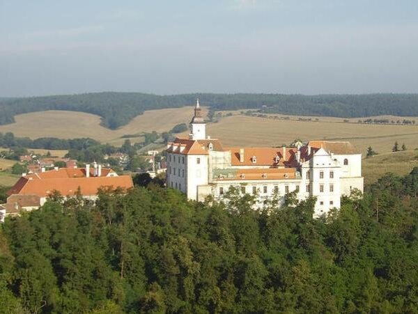 Jevišovický zámek je hlavní dominantou obce a patří k turistickým atrakcím regionu Znojemska. 