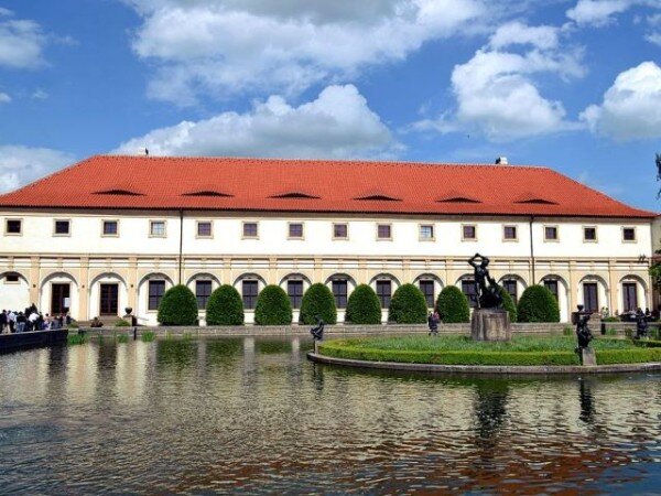 Výstava Císař Karel IV. 1316-2016  je až do 25. září k vidění ve Valdštejnské jízdárně na Malé Straně.