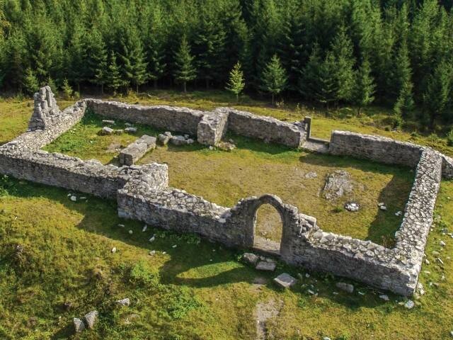 Zřícenina kostela sv. Mikuláše pod horou Krudum (ilustrační foto)