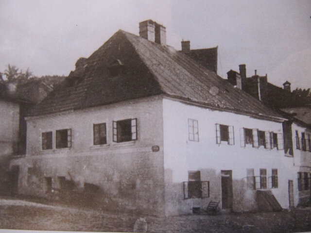 Dobový pohled na dům ležící mezi zámeckým areálem a historickým jádrem města