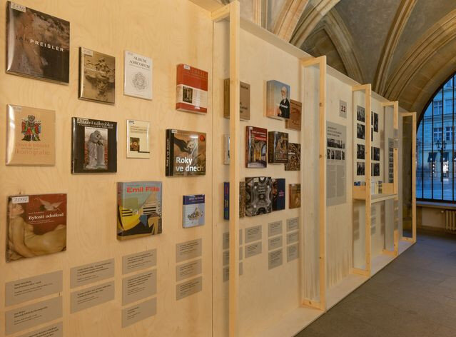 Pohled do expozice výstavy na publikace vydané Ústavem pro dějiny umění