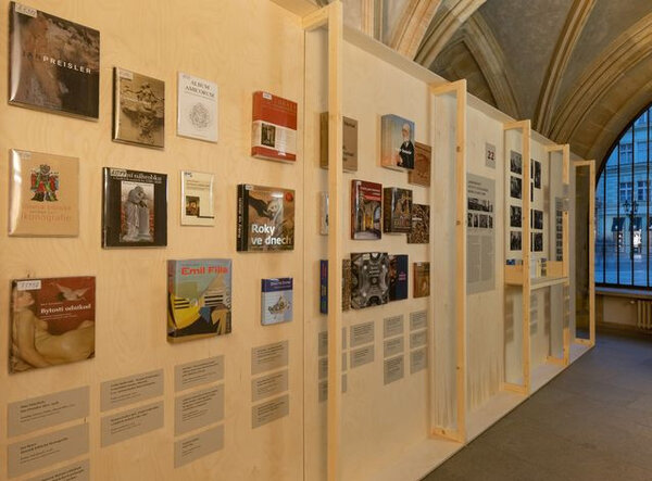 Pohled do expozice výstavy na publikace vydané Ústavem pro dějiny umění