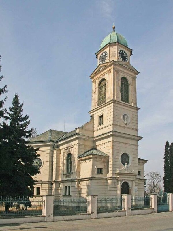 Architekturu evangelických kostelů v České republice mapuje nová publikace. Evangelický kostel v Libici nad Cidlinou.