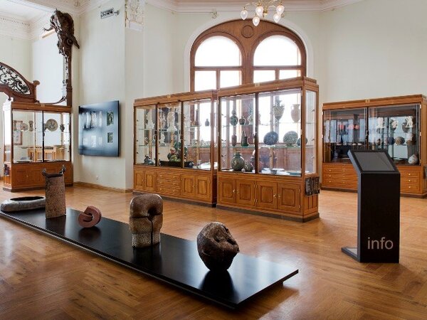 Nová stálá expozice uměleckého řemesla je umístěna v secesních sálech budovy v Kopeckého sadech.