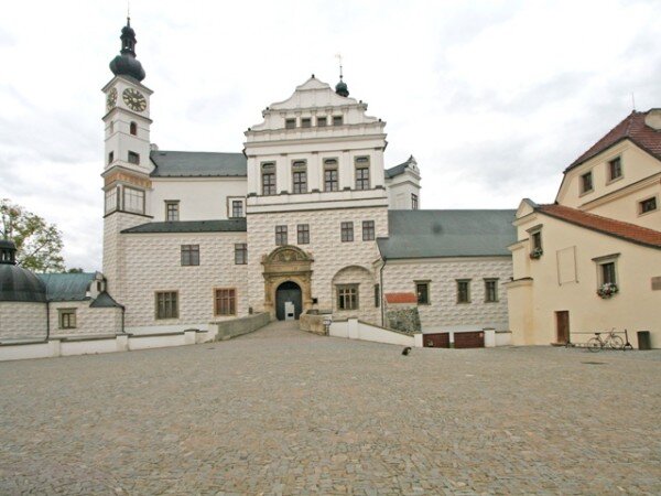 V podzemí kaple Tří králů pardubického zámku se dochovala pernštejnská pokladnice díky suchému prostředí až do současnosti. 