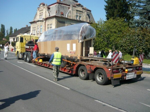 Na snímku je zachycen náročný transport třebechovického betlému do náhradního depozitáře.  