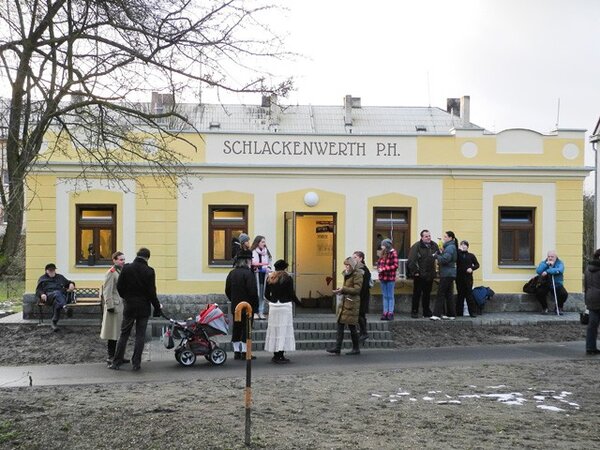 Původně byla železniční zastávka postavena jako dřevěná otevřená čekárna a v roce 1914 byla nahrazena zděnou budovou.