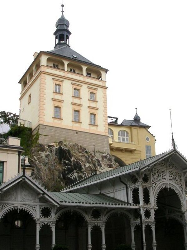 Zámecká věž je jedinou zachovanou stavbou po původním karlovarském hradu. Její současná podoba je barokní.