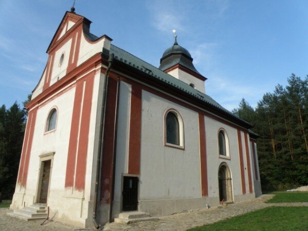 Na kostele sv. Víta v Zahrádce obnovuje Spolek Přátelé Zahrádky omítky.