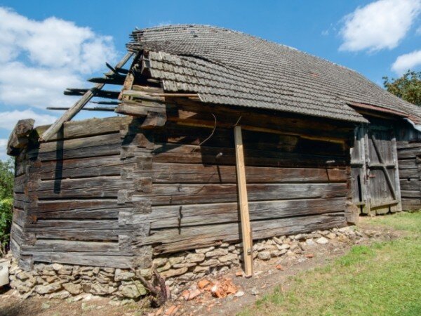 Ukázky tesařského řemesla budou probíhat v blízkosti rekonstruované polygonální stodoly přenesené z obce Čistá u Litomyšle.
