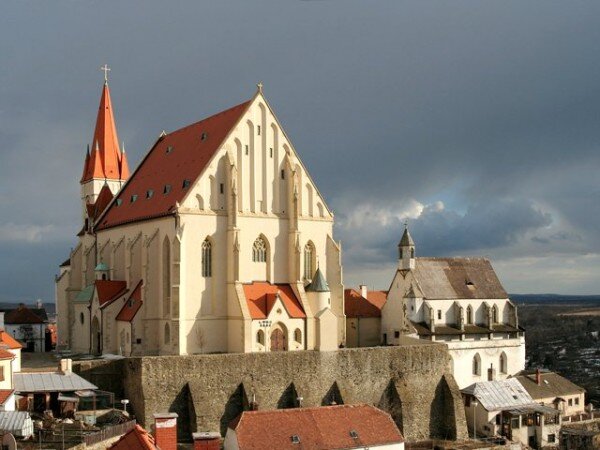 Dominantou městské památkové rezervace ve Znojmě je gotický kostel sv. Mikuláše, vpravo je dvoupatrová Svatováclavská kaple, postavená po roce 1512.