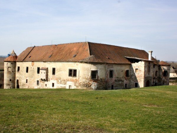 Opravy zámku ve Stránecké Zhoři začaly v roce 2001 a stály dosud 17 milionů korun (archivní snímek).