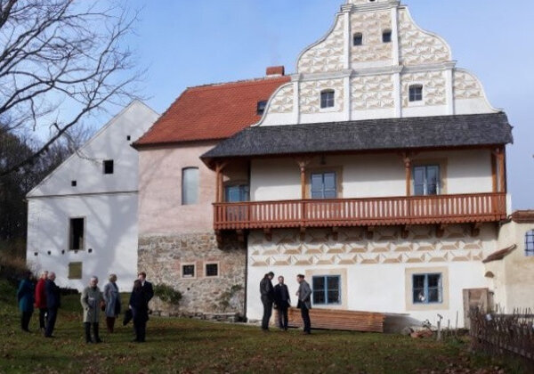 Tvrzi v Mladějovicích se vrací její renesanční podoba.