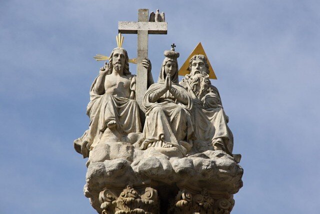 Sousoší Nejsvětější Trojice spočívá na třech sloupech barokního monumentu na náměstí v Jaroměřicích nad Rokytnou.