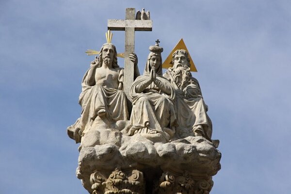 Sousoší Nejsvětější Trojice spočívá na třech sloupech barokního monumentu na náměstí v Jaroměřicích nad Rokytnou.
