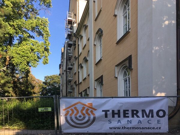 Při sanaci krovu památkově chráněné školní budovy byla použita metoda horkovzdušné sanace.