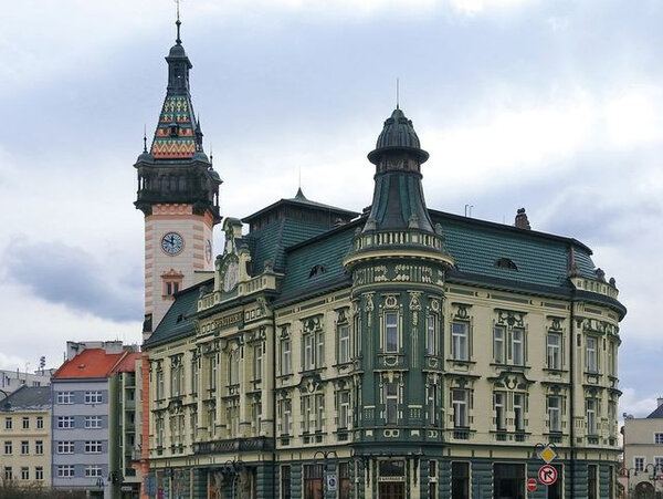 Bývalá budova spořitelny na Hlavním náměstí v Krnově s novou střechou, na níž byla použita krytina Landach v zelené glazuře od výrobce Tondach.