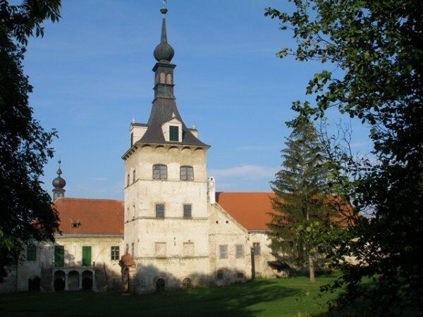 Zámek Uherčice na Znojemsku je nejzanedbanější památkou v majetku státu na Moravě. Zatím se podařilo opravit střechy a propadlé stropy.