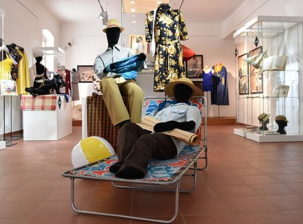 Na výstavě je k vidění dobová letní móda nebo například skládací lehátka.