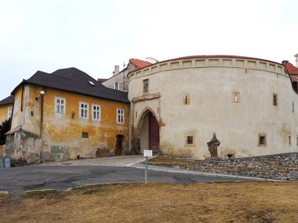 Častým finalistou, který se do závěrečného klání probojoval i letos, je město Kadaň. Na snímku Žatecká brána se zachovalým barbakánem